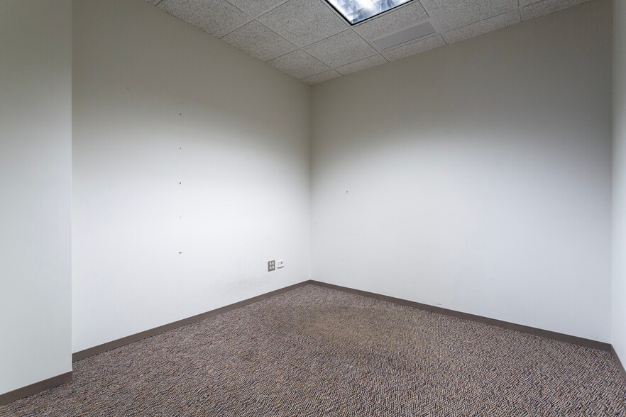 More Photos Of 4 Overlook Pt, Lincolnshire Office For Lease