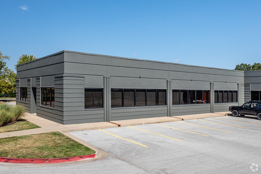 More Photos Of 3401 SE Macy Rd, Bentonville Unknown For Lease