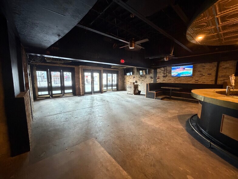 More Photos Of 710 W 6th St, Austin Bar For Lease