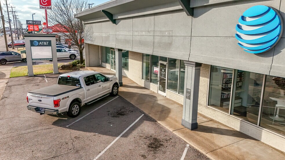 More Photos Of 4934-4938 Poplar Ave, Memphis General Retail For Sale