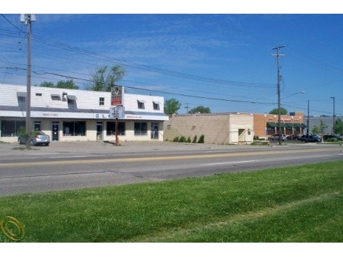 More Photos Of 4032 Fenton Rd, Flint Freestanding For Sale