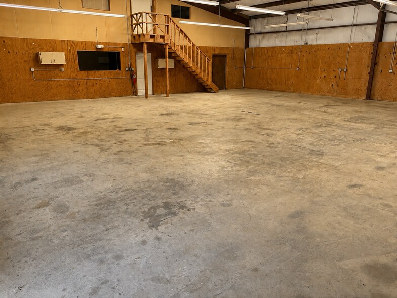 More Photos Of 2224 NW 32nd St, Newcastle Warehouse For Lease