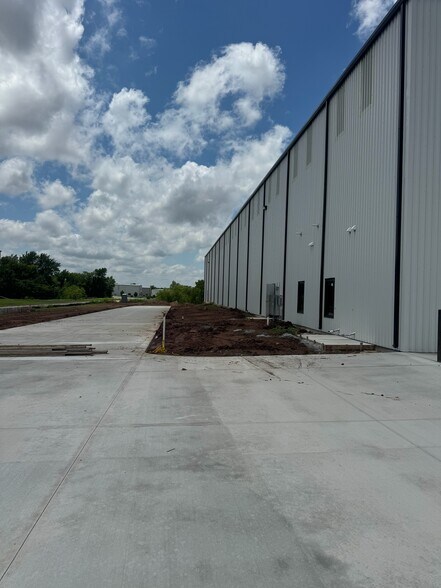 More Photos Of 2341 S Council Rd, Oklahoma City Warehouse For Lease