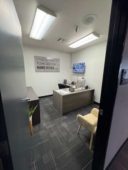 More Photos Of 2906 E Coronado St, Anaheim Warehouse For Lease