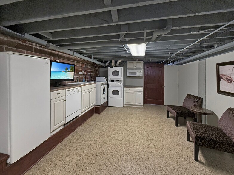 More Photos Of 112 N 2nd Ave W, Newton General Retail For Sale