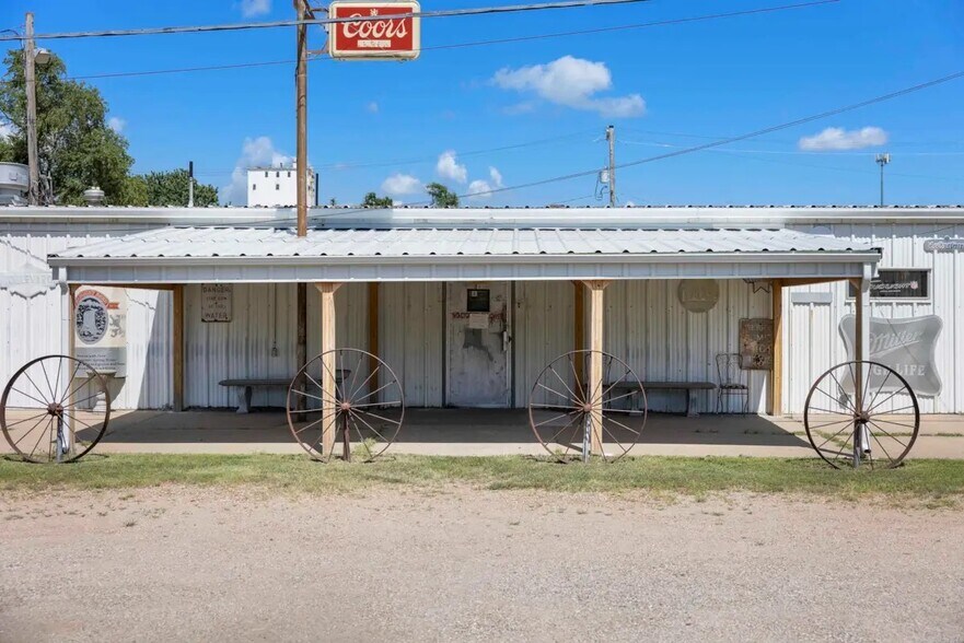 More Photos Of 2106 E 4th Ave, Hutchinson Storefront For Sale