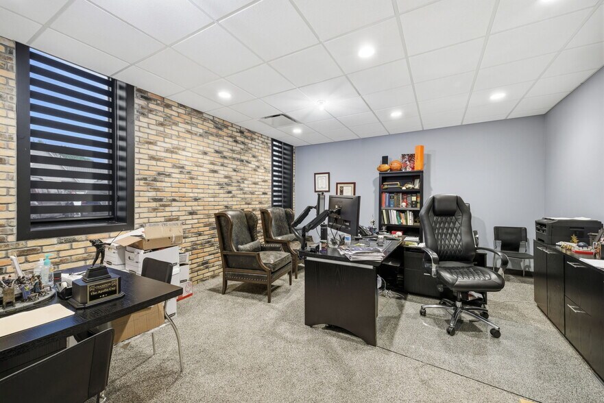 More Photos Of 326 SE Douglas St, Lees Summit Office For Sale