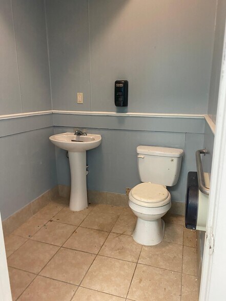 More Photos Of 2475 S Park Ave, Sanford Storefront Retail Office For Lease