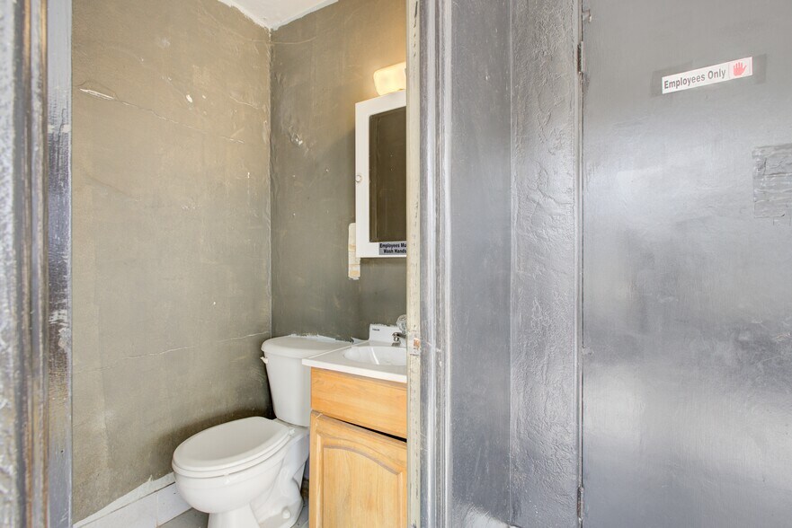More Photos Of 1328 SE Stephens St, Roseburg Auto Dealership For Sale