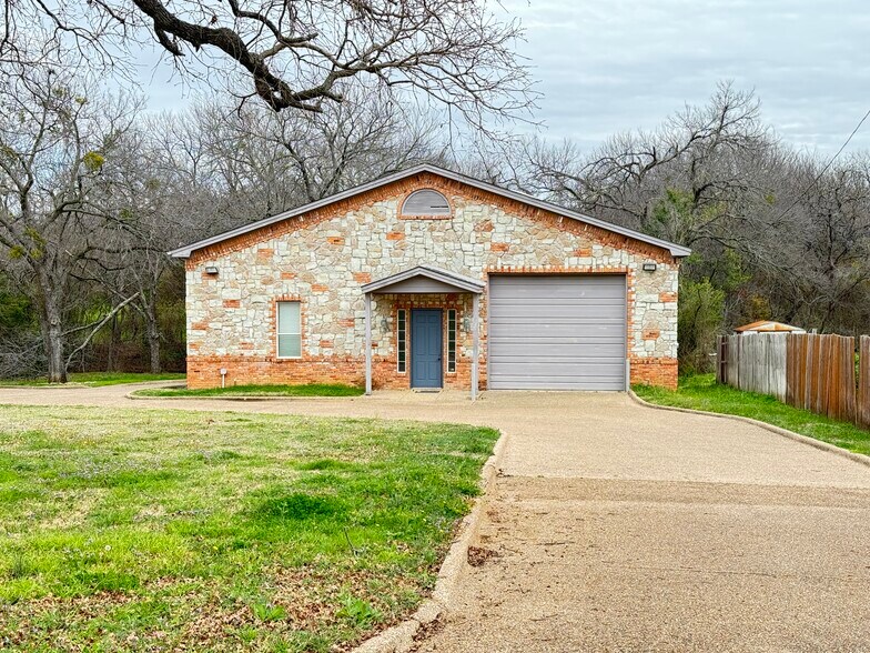 More Photos Of 703 Main St, Lake Dallas Showroom For Sale
