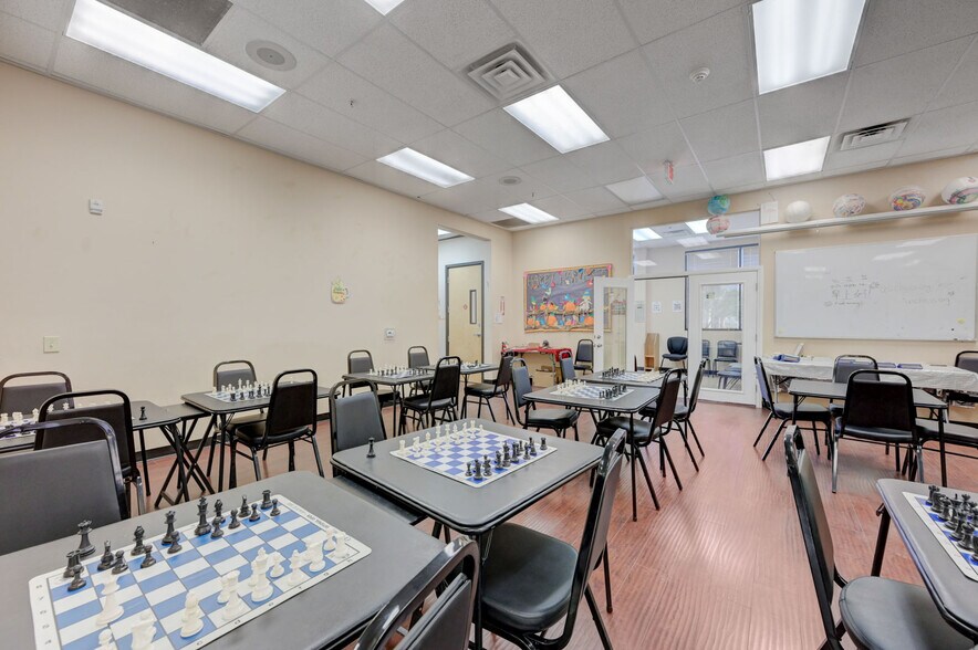 More Photos Of 6284 Spring Mountain Rd, Las Vegas Office For Sale