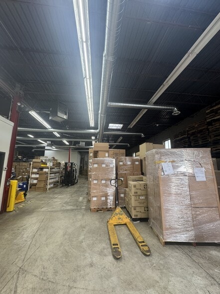 More Photos Of 1480 Howard St, Elk Grove Village Warehouse For Lease