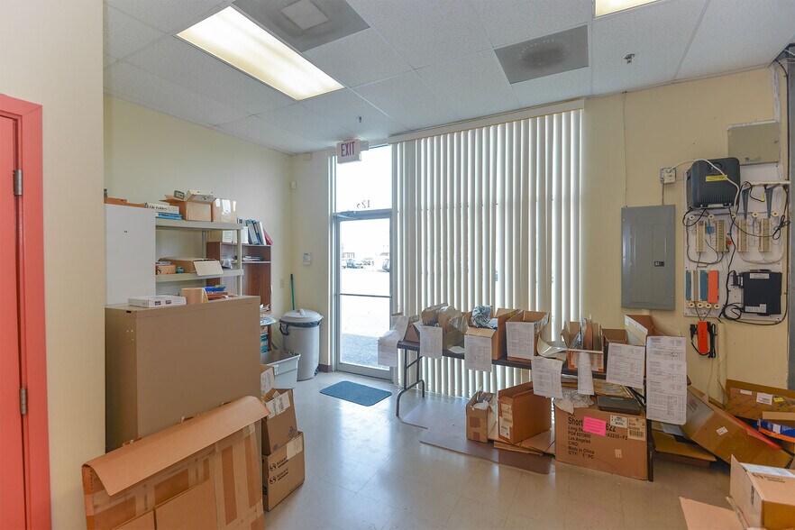 More Photos Of 7751 Kingspointe Pky, Orlando Light Distribution For Lease