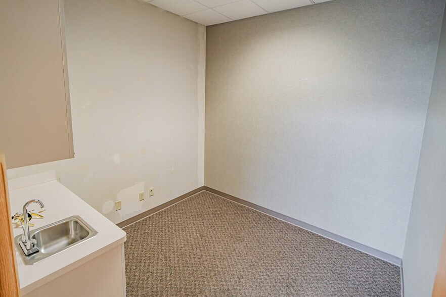 More Photos Of 1730 E Republic Rd, Springfield Unknown For Lease