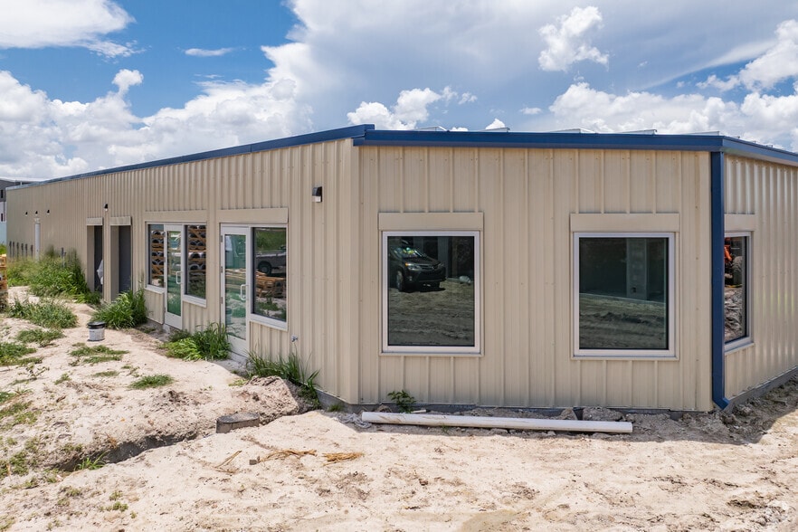 More Photos Of 2419 E 85th St, Palmetto Self Storage For Sale
