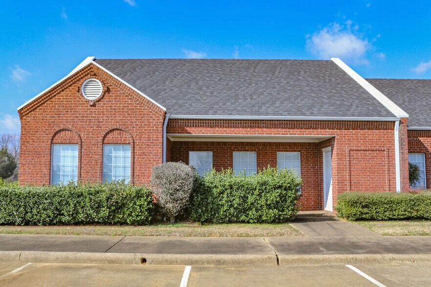 More Photos Of 4550 Lamar Ave, Paris Rehabilitation Center For Lease