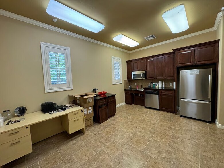 More Photos Of 16510 Avenplace Rd, Tomball Office For Lease