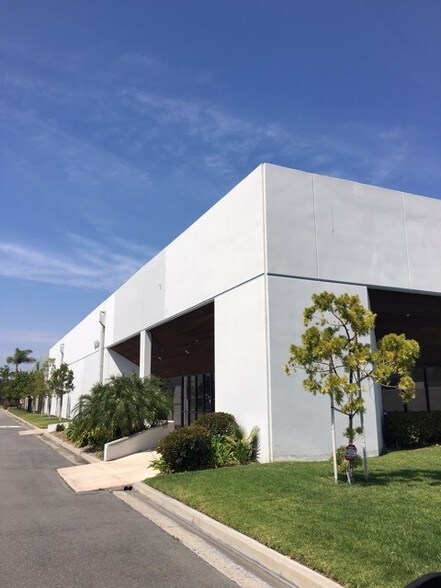 More Photos Of 2929 S Harbor Blvd, Santa Ana Warehouse For Sale