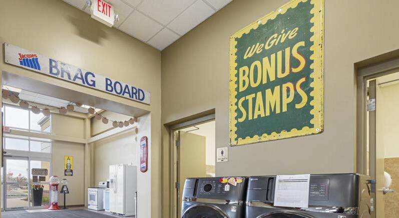 More Photos Of 1891 Suburban Ave, Saint Paul Storefront For Lease