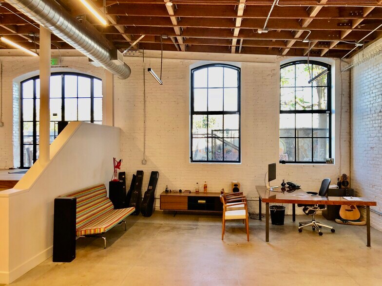 More Photos Of 2143 Bay St, Los Angeles Office For Lease