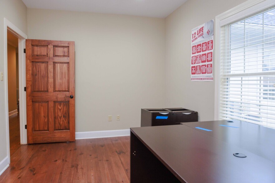 More Photos Of 106 N Alexander Ave, Washington Office For Sale