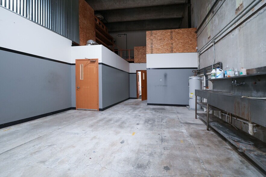 More Photos Of 1555-1557 SE Crystal Lake Dr, Corvallis Warehouse For Lease