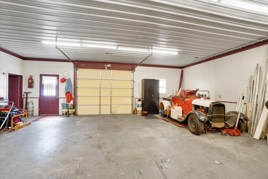 More Photos Of 2553 Roosevelt Ave, York Flex For Sale