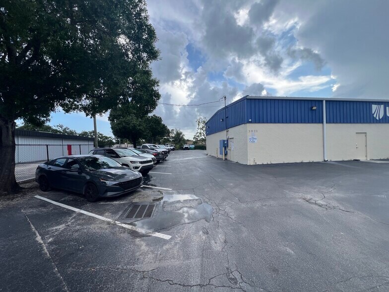 More Photos Of 3921 Westgate Ave, West Palm Beach Warehouse For Lease