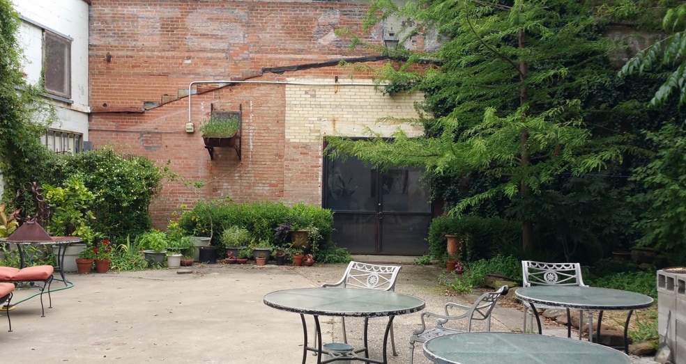 More Photos Of 825 S Trunk Ave, Dallas Light Manufacturing For Sale