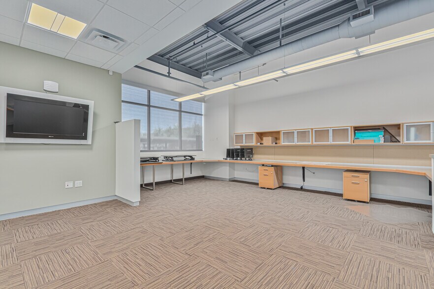 More Photos Of 4650 E Cotton Center Blvd, Phoenix Office For Lease