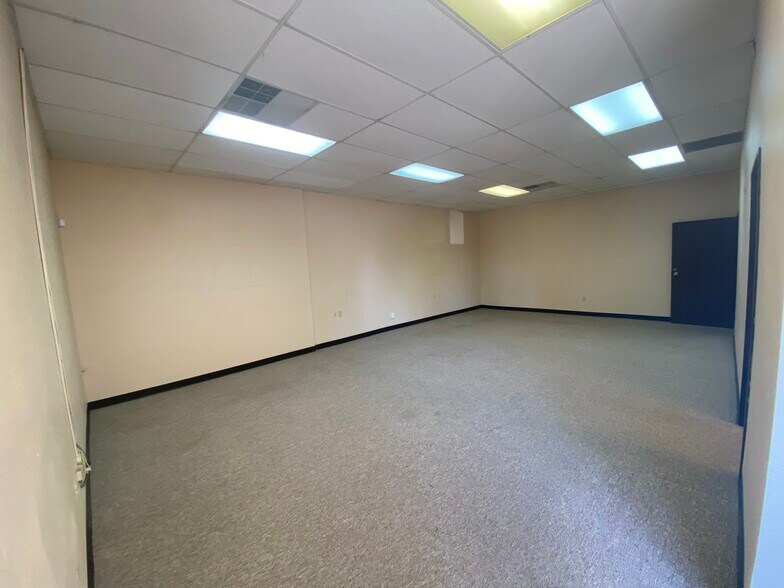 More Photos Of 1315 Nelson St, Lakewood Warehouse For Lease