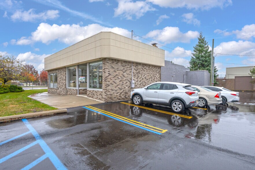More Photos Of 2250 Pontiac Rd, Auburn Hills Office For Lease