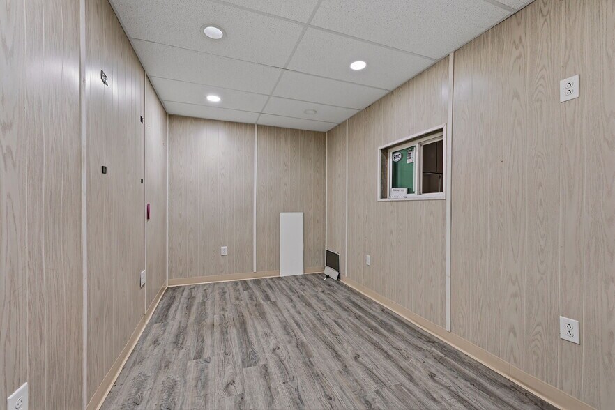 More Photos Of 505 Industrial Dr, Glasgow Flex For Sale