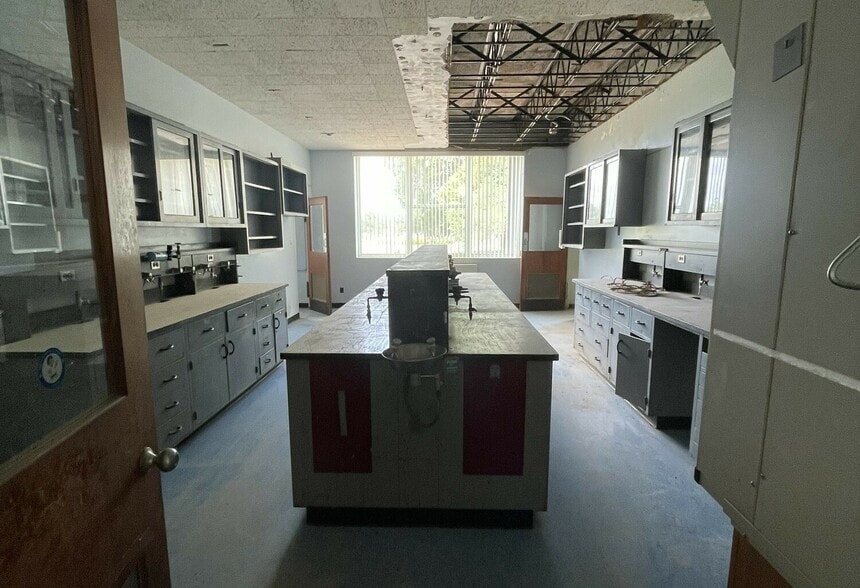 More Photos Of 600 Avenue S NW, Winter Haven Research And Development For Sale
