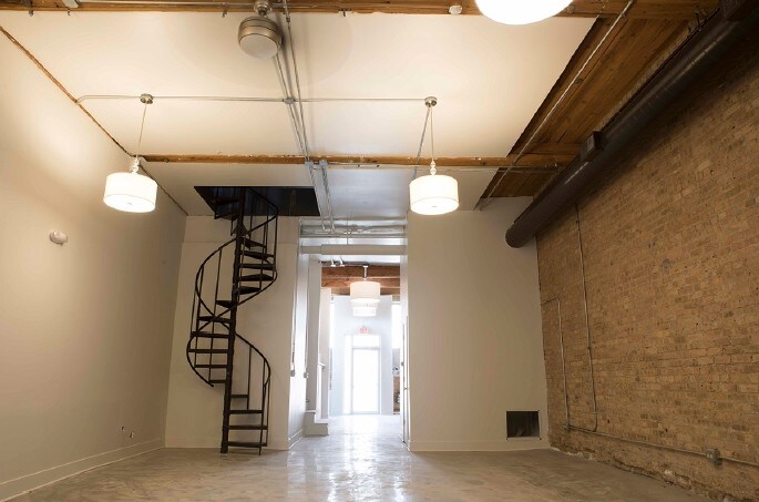 More Photos Of 309-319 N Justine St, Chicago Showroom For Lease