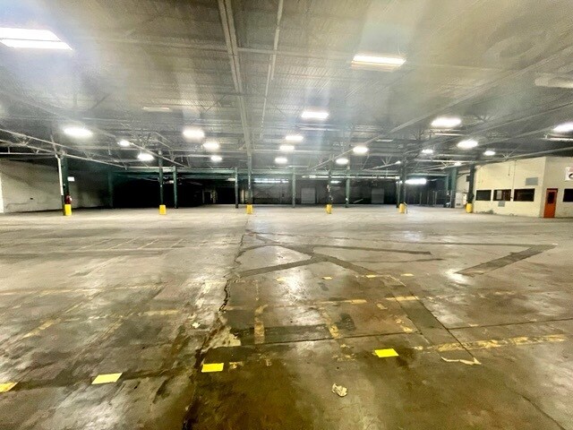 More Photos Of 2400 SW Washington St, Peoria Manufacturing For Sale