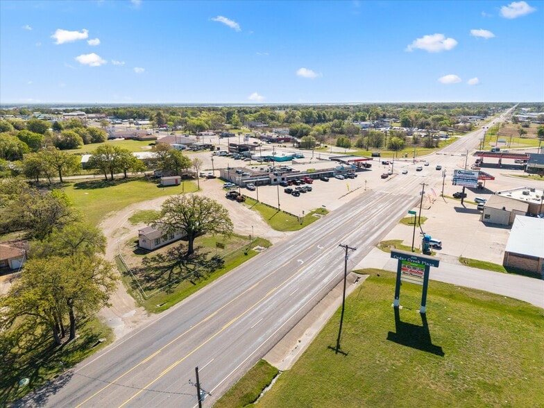 More Photos Of 101 N Seven Points Dr, Kemp Service Station For Sale