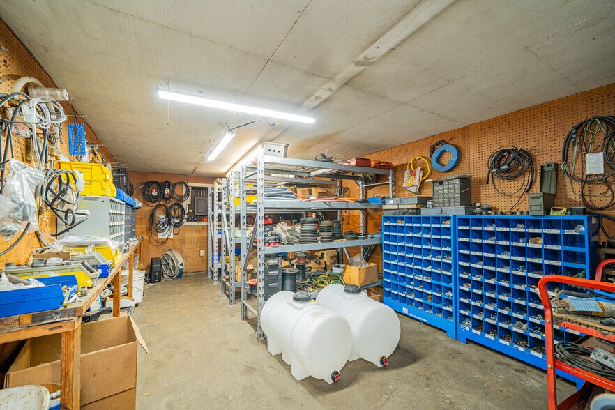 More Photos Of 118 Industrial Blvd, Kilgore Flex For Lease