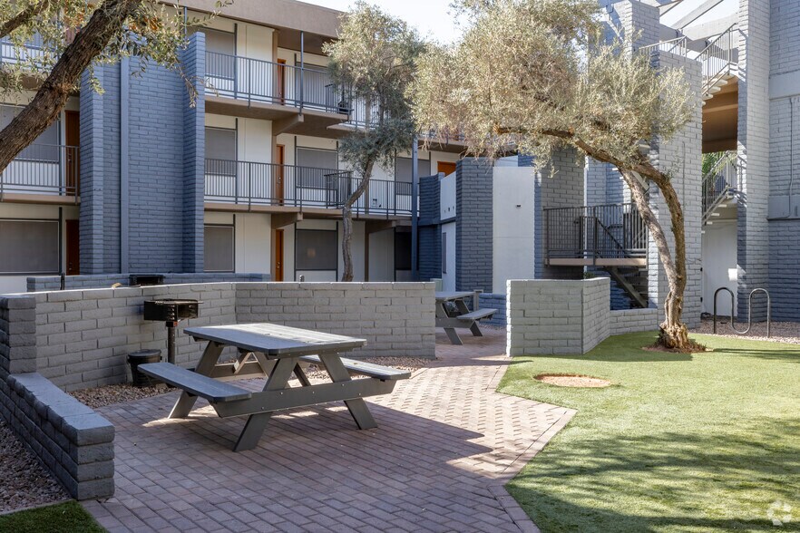 More Photos Of 1350 E Thomas Rd, Phoenix Apartments For Sale