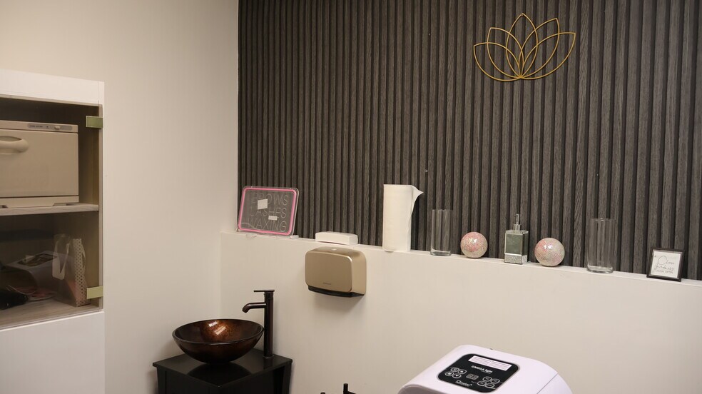 More Photos Of 626-636 E Ogden Ave, Naperville Unknown For Lease