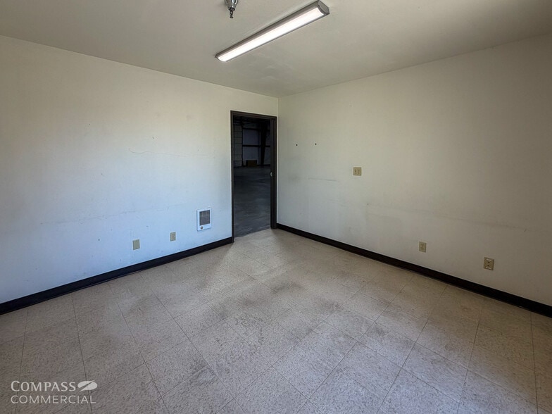 More Photos Of 217 Pumice Ave, Redmond Industrial For Lease