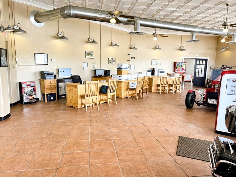 More Photos Of 1305 S 1st St, Abilene General Retail For Sale