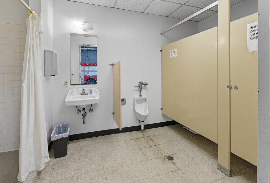 More Photos Of 513 E Saginaw St, Breckenridge Warehouse For Lease