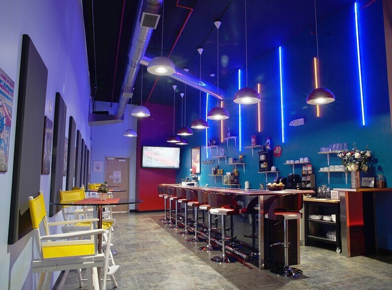 More Photos Of 217-277 S Lake St, Burbank Light Manufacturing For Sale