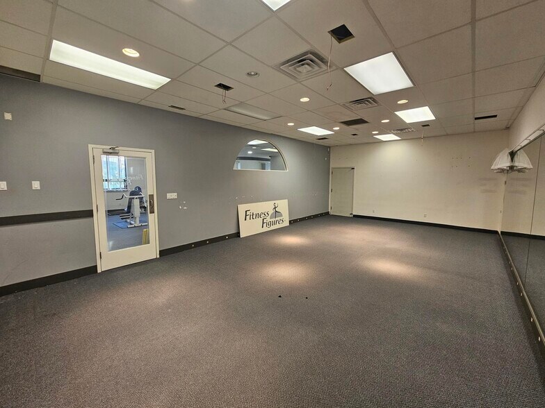 More Photos Of 166 E Jericho Tpke, Mineola Office For Lease