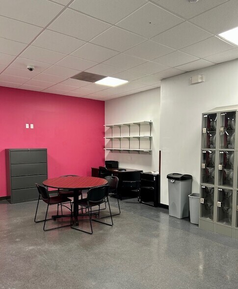 More Photos Of 1390 Biddle Rd, Medford General Retail For Lease