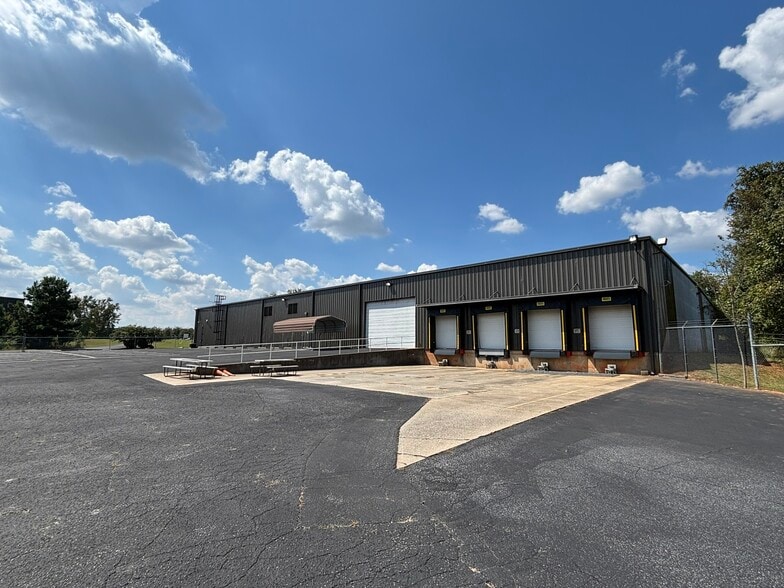 More Photos Of 240 Commerce Ct, Duncan Distribution For Lease