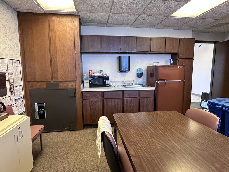 More Photos Of 1219 N Mitchell St, Cadillac Bank For Lease