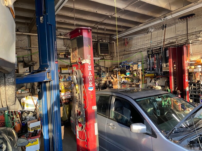 More Photos Of 20 Grayrock Rd, Scarsdale Light Manufacturing For Sale