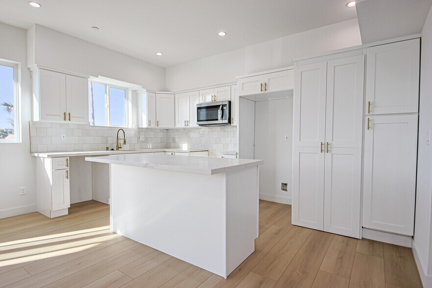 More Photos Of 2404 S Cochran Ave, Los Angeles Apartments For Sale
